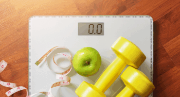 Weight loss: scales, measuring tape, fruit