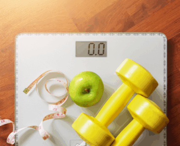 Weight loss: scales, measuring tape, fruit